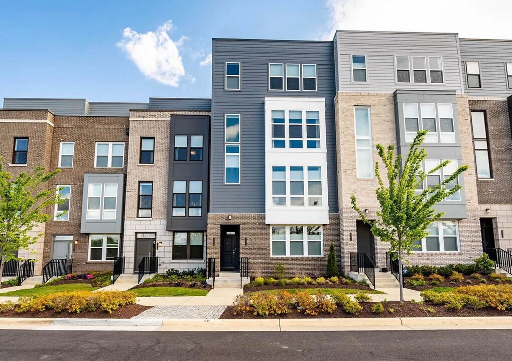 13362 Arrowbrook Centre Dr in Herndon, VA - Building Photo