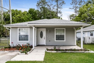 618 W Oliver St in Baldwin, FL - Building Photo