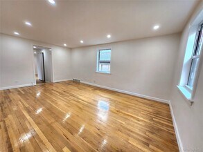 306 Beebe Rd in Mineola, NY - Foto de edificio - Building Photo