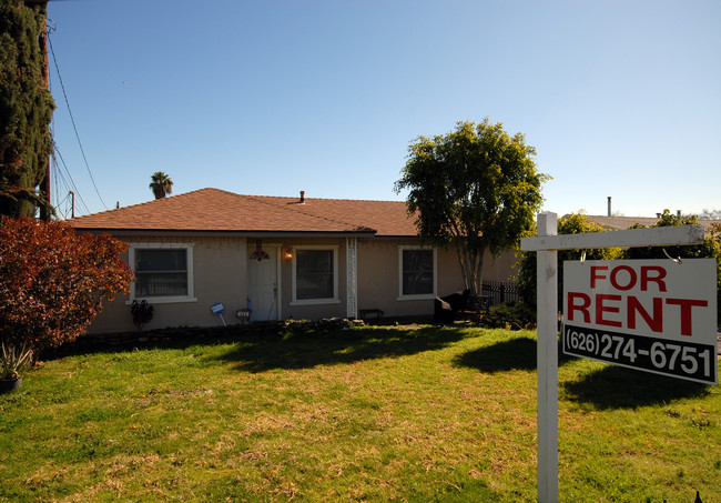 142 S Virginia Ave in Azusa, CA - Foto de edificio - Building Photo