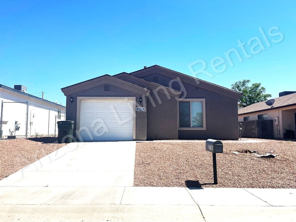 2740 Louise Ave in Kingman, AZ - Building Photo