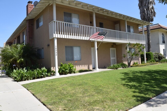 16042 Waikiki Ln, Unit B in Huntington Beach, CA - Building Photo - Building Photo