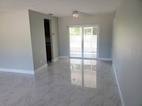 1257 NE Sago Dr in Jensen Beach, FL - Foto de edificio - Building Photo