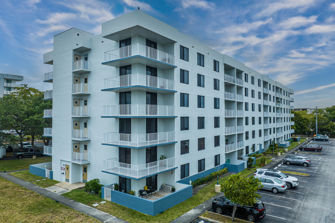 Hillcrest East 19 in Hollywood, FL - Building Photo