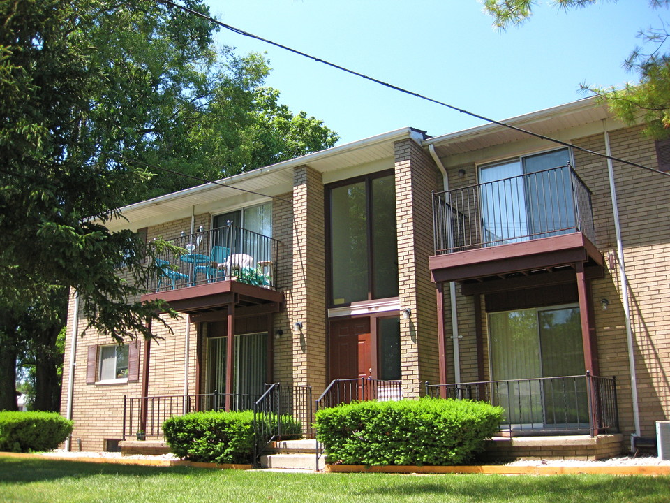 Hawk Lake Apartments & Townhomes in Walled Lake, MI - Foto de edificio