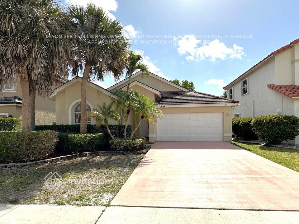 7638 Brunson Cir in Greenacres, FL - Building Photo