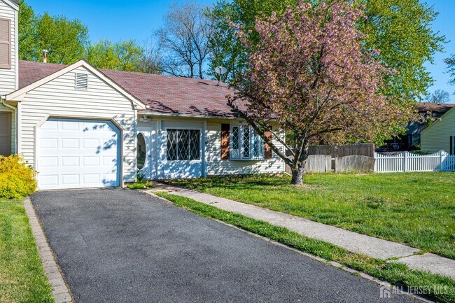 6 Woodbury Rd in Edison, NJ - Building Photo - Building Photo