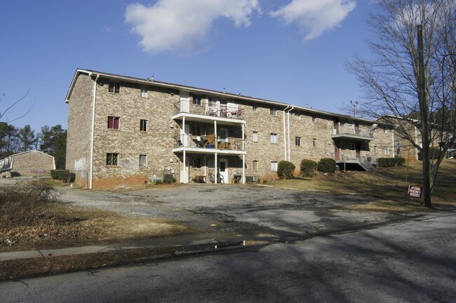 Sutton Village Apartments in Clarkston, GA - Foto de edificio - Building Photo