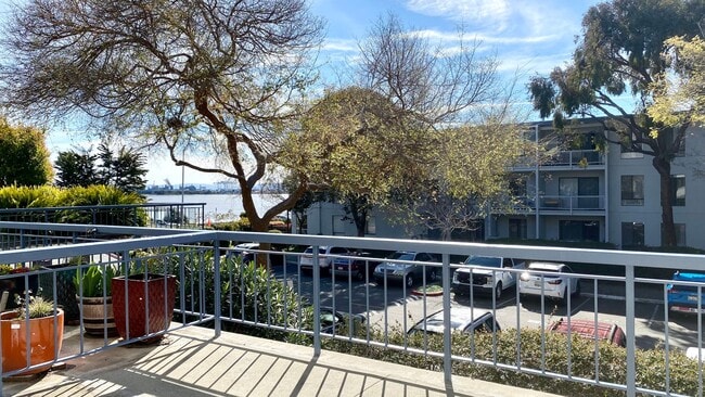 2 Commodore Dr in Emeryville, CA - Building Photo - Building Photo