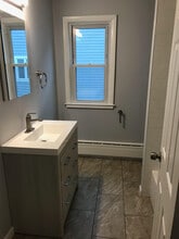 118 Woodland St, Unit 1st in Bristol, CT - Foto de edificio - Building Photo