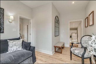 2 Greenwood Ave in Toronto, ON - Building Photo - Building Photo