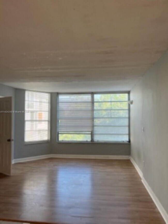 1401 NE 191st St-Unit -D309 in Miami, FL - Building Photo - Building Photo