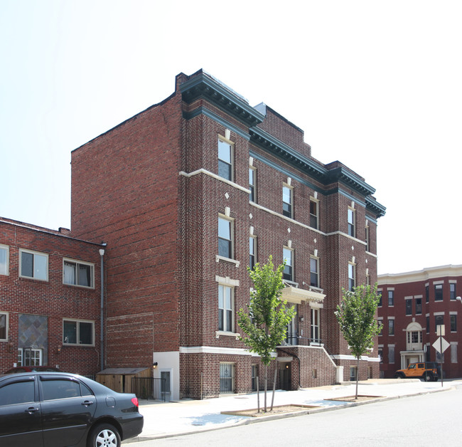 2401 Brookfield Ave in Baltimore, MD - Foto de edificio - Building Photo