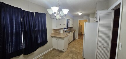 1721 Cron St in Augusta, KS - Building Photo - Building Photo