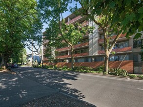 Irvington Apartments in Portland, OR - Building Photo - Building Photo