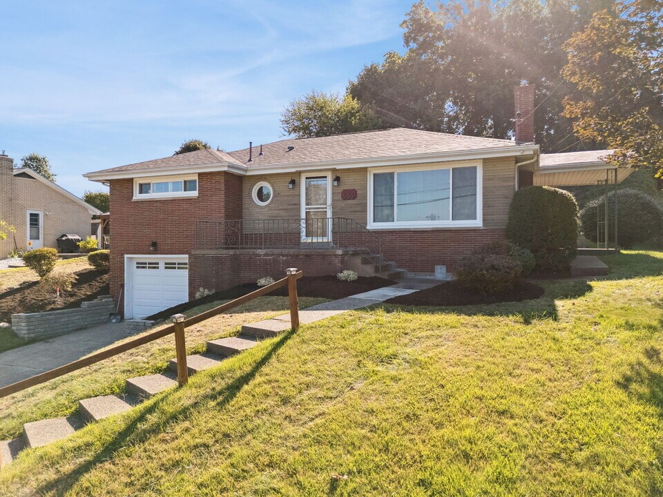 535 Hickory Dr in Greensburg, PA - Building Photo