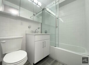 E 89 St in New York, NY - Foto de edificio - Building Photo