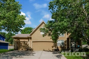 2220 Makayla Ln in Greenwood, MO - Building Photo