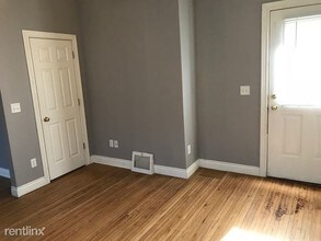 210 E Davenport St-Unit -Apt 2 in Iowa City, IA - Building Photo - Building Photo