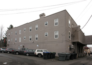 First & Railroad in Shelton, WA - Foto de edificio - Building Photo