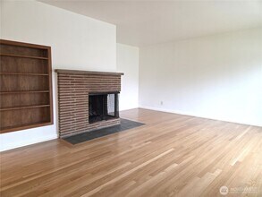 16850 Palatine Ave N in Shoreline, WA - Foto de edificio - Building Photo