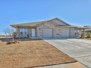 678 Grand Sycamore Dr in Goldsby, OK - Foto de edificio - Building Photo