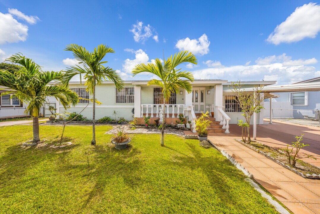520 E 44th St in Hialeah, FL - Building Photo