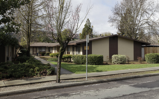 153 Freeway Dr in Napa, CA - Foto de edificio - Building Photo