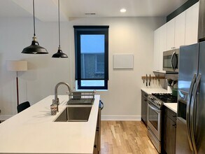 2556 W Armitage Ave-Unit -206 in Chicago, IL - Foto de edificio - Building Photo