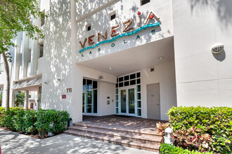 111 SE 8th Ave in Fort Lauderdale, FL - Foto de edificio - Building Photo