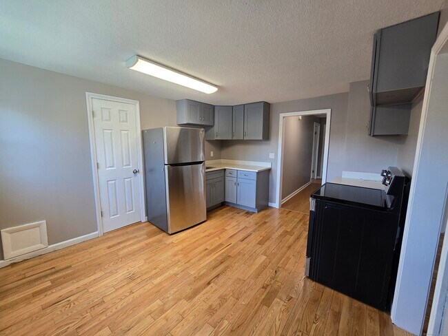 15 Burnham St in Plymouth, CT - Building Photo - Building Photo