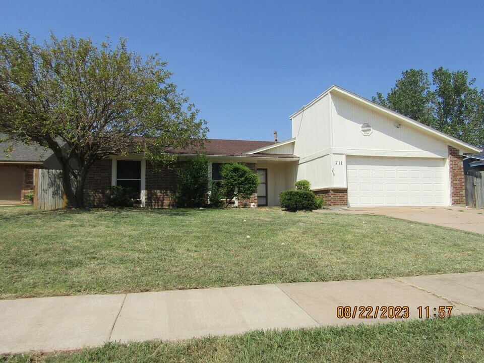 711 SW Englewood Dr in Lawton, OK - Building Photo