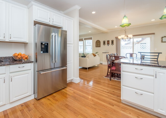 43 Hammond St, Unit 1 in Waltham, MA - Foto de edificio - Building Photo