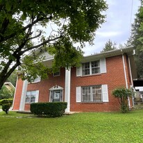 4006 S Crestview Dr NW in Huntsville, AL - Building Photo