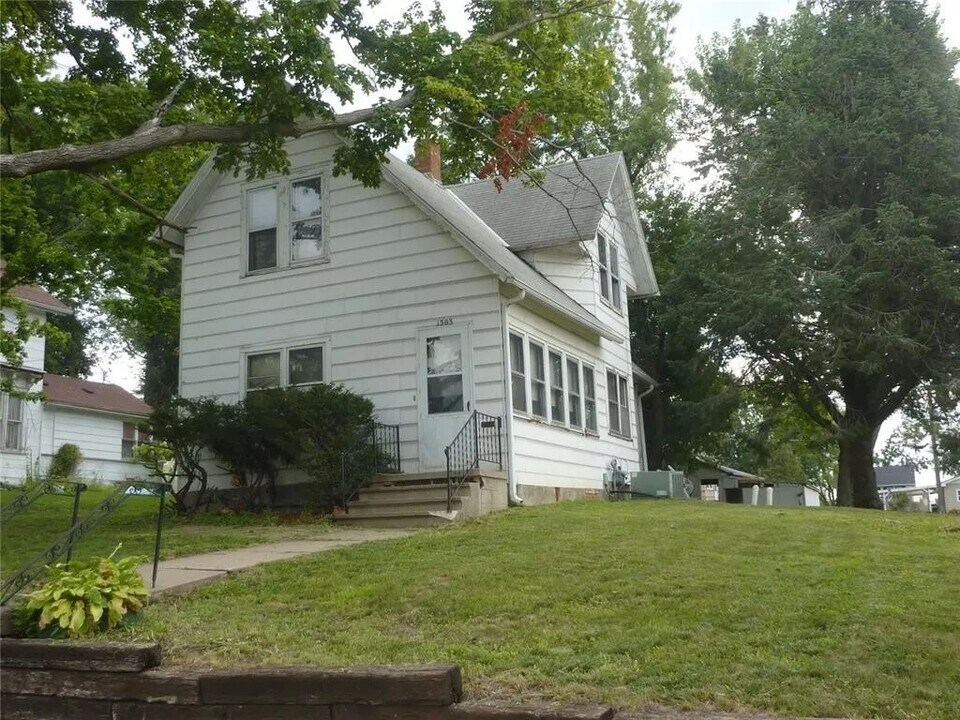 1303 9th Ave in Belle Plaine, IA - Building Photo