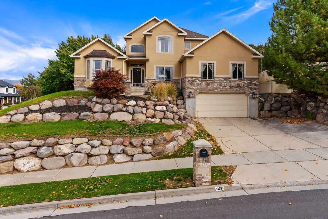 13697 S Tom Shoemaker Cir in Draper, UT - Building Photo