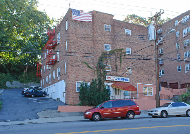 240 Mclean Ave in Yonkers, NY - Foto de edificio - Building Photo