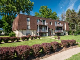 Pinegrove Apartments in Elyria, OH - Building Photo