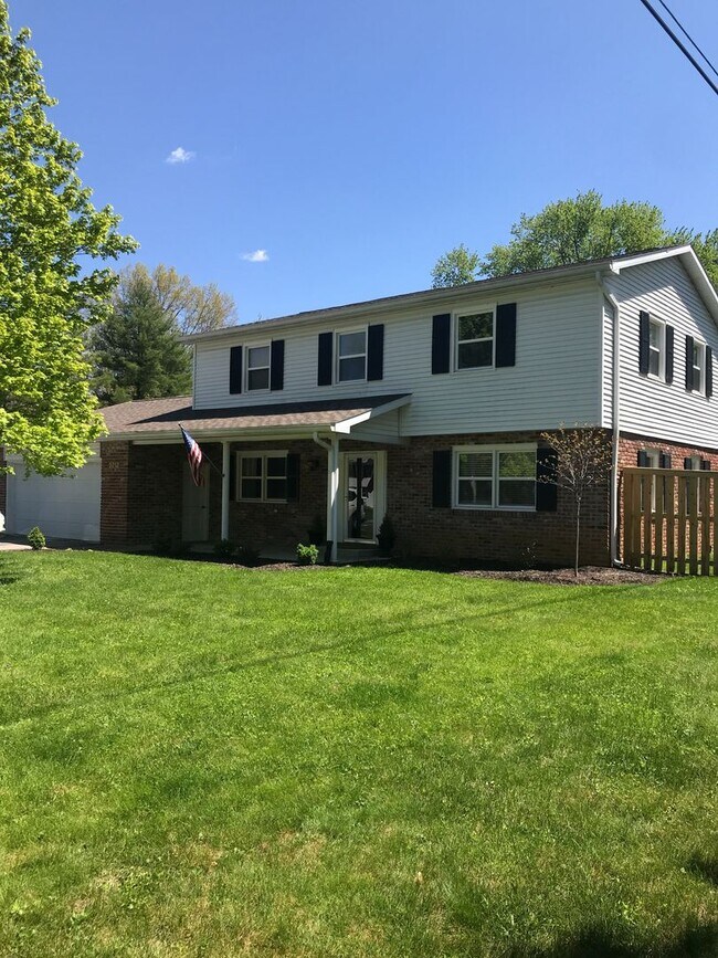 2212 E Queens Way in Bloomington, IN - Foto de edificio - Building Photo
