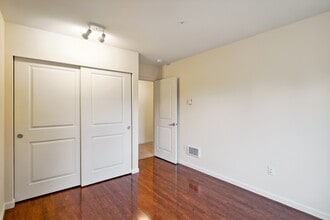 7311 15th Ave NW, Unit 203 in Seattle, WA - Building Photo - Building Photo