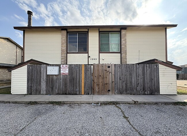 1202 Covey Ln, Unit #D in Killeen, TX - Foto de edificio - Building Photo