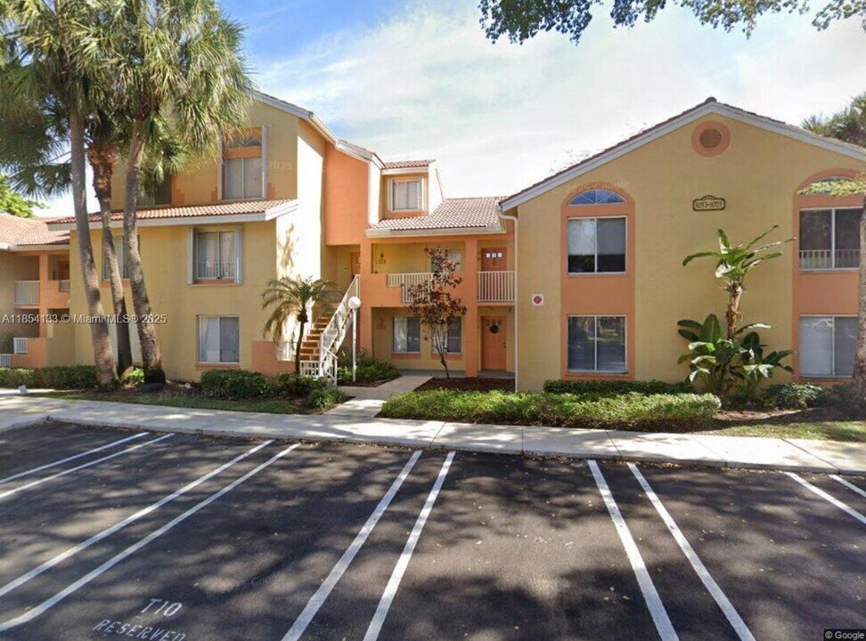 1069 Coral Club Dr in Coral Springs, FL - Foto de edificio