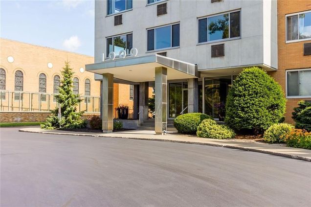 1000 East Ave, Unit Condo 506 in Rochester, NY - Building Photo