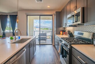 15501 N Dial Blvd in Scottsdale, AZ - Building Photo - Building Photo