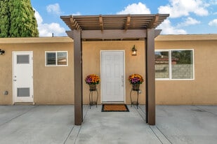 1012 W Walnut St, Unit #2 in Santa Ana, CA - Building Photo