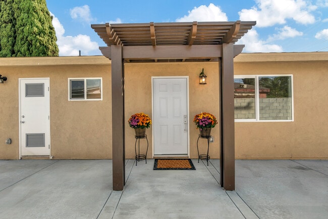 property at 1012 W Walnut St