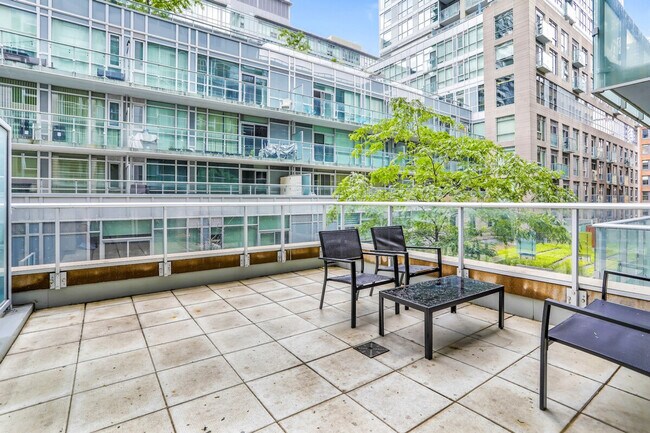 150 Simcoe St in Toronto, ON - Building Photo - Building Photo