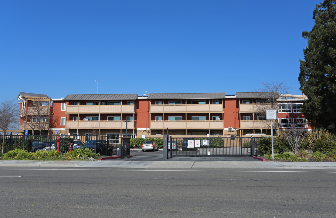 Eden Lodge in San Leandro, CA - Building Photo