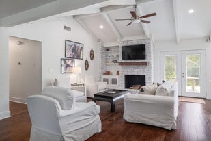 7107 Scenic Brook Dr in Austin, TX - Building Photo