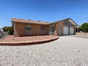 1529 Jim Colbert Ln in El Paso, TX - Foto de edificio - Building Photo